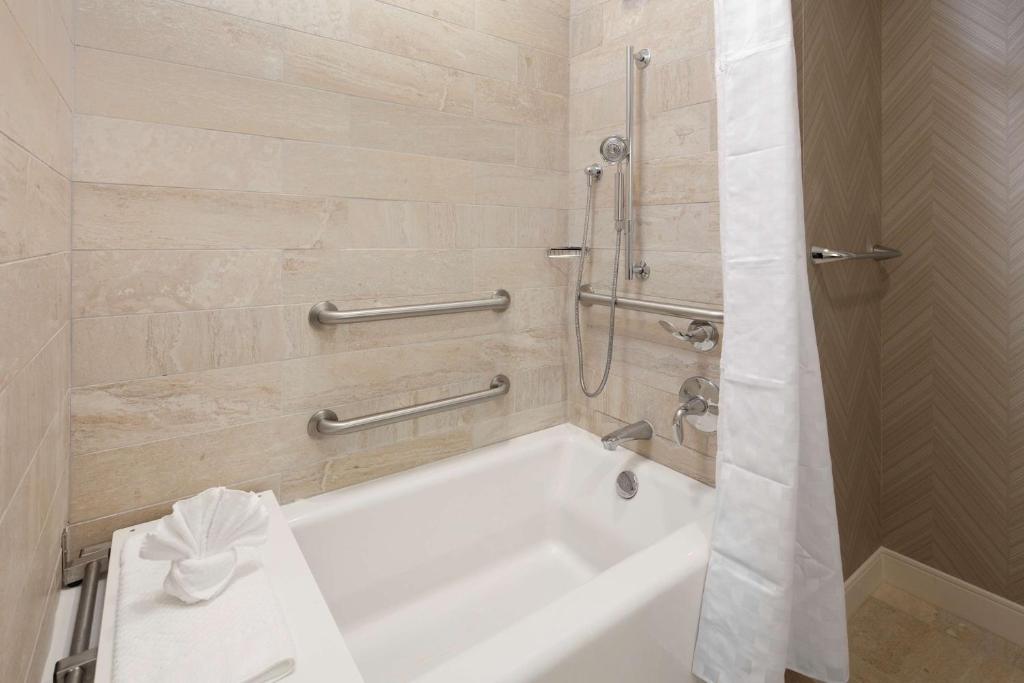 Koupelna v ubytování Embassy Suites Amarillo Downtown