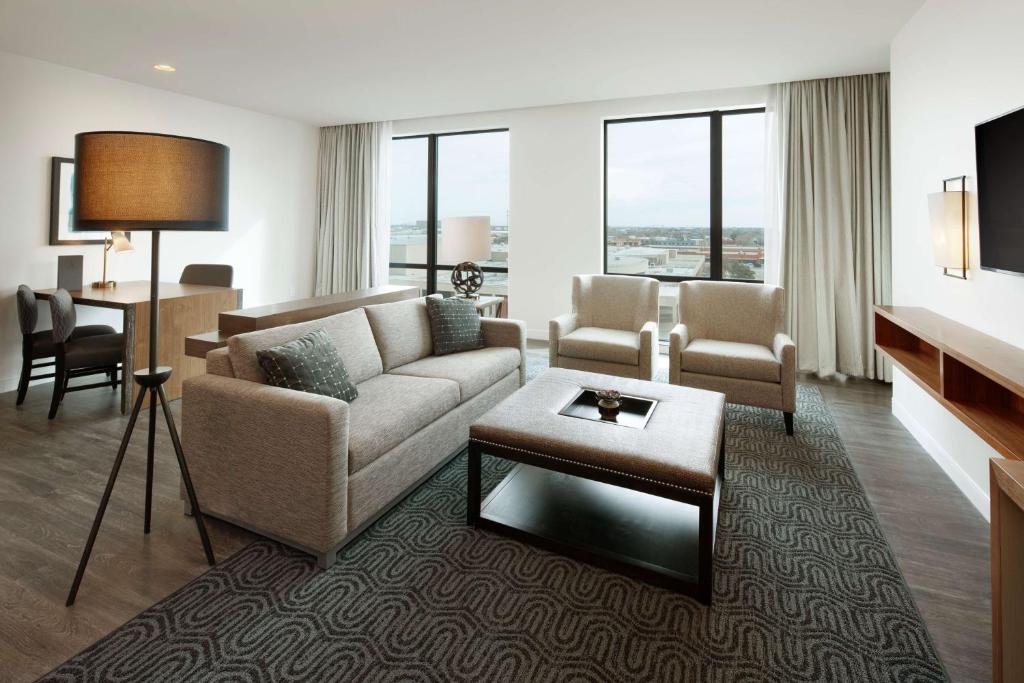 Posezení v ubytování Embassy Suites Amarillo Downtown