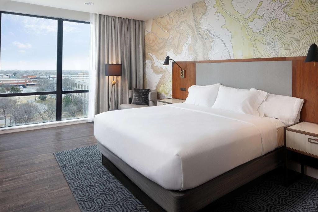 Postel nebo postele na pokoji v ubytování Embassy Suites Amarillo Downtown