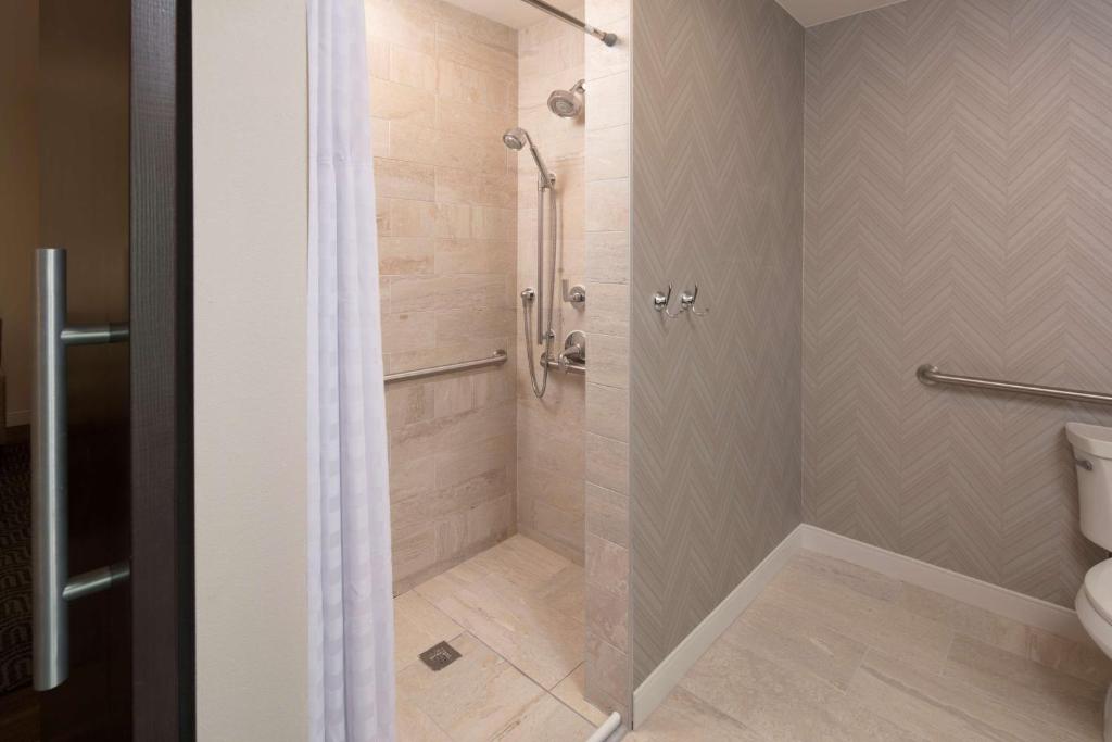 Koupelna v ubytování Embassy Suites Amarillo Downtown