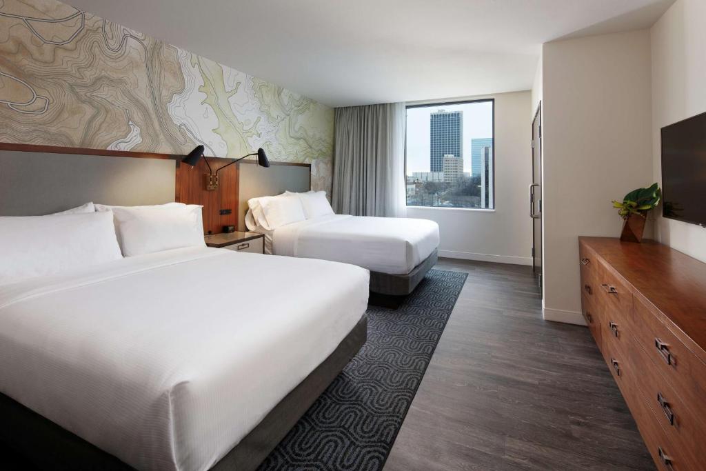 Postel nebo postele na pokoji v ubytování Embassy Suites Amarillo Downtown