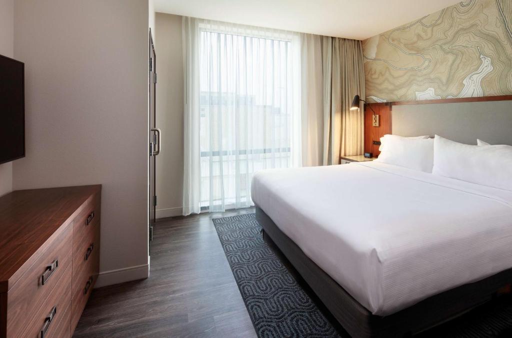 Postel nebo postele na pokoji v ubytování Embassy Suites Amarillo Downtown