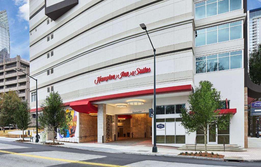 een gebouw met een winkel in een stadsstraat bij Hampton Inn & Suites Atlanta-Midtown, Ga in Atlanta