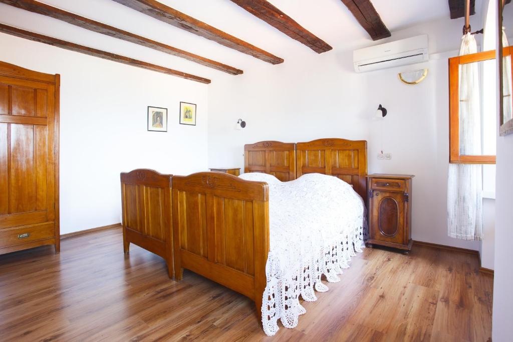 Postel nebo postele na pokoji v ubytování Apartments Villa Kastav in Old town center with sea view and parking