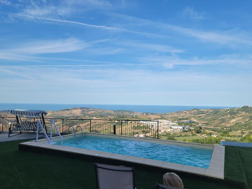 Bazén v ubytování La Terrazza Motta nebo v jeho okolí