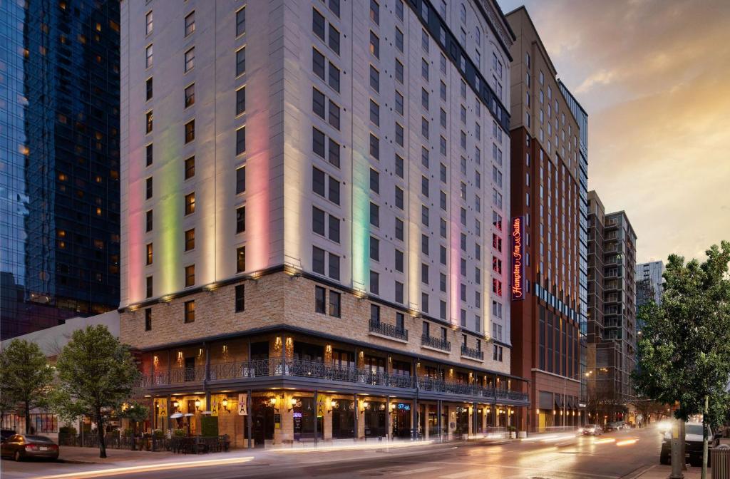 una representación de un edificio alto en una calle de la ciudad en Hampton Inn & Suites Austin-Downtown/Convention Center, en Austin