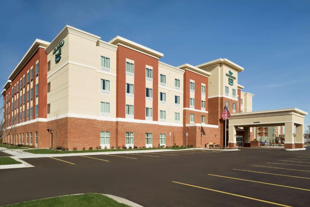 um parque de estacionamento vazio em frente a um hotel em Homewood Suites by Hilton Kalamazoo-Portage em Kalamazoo