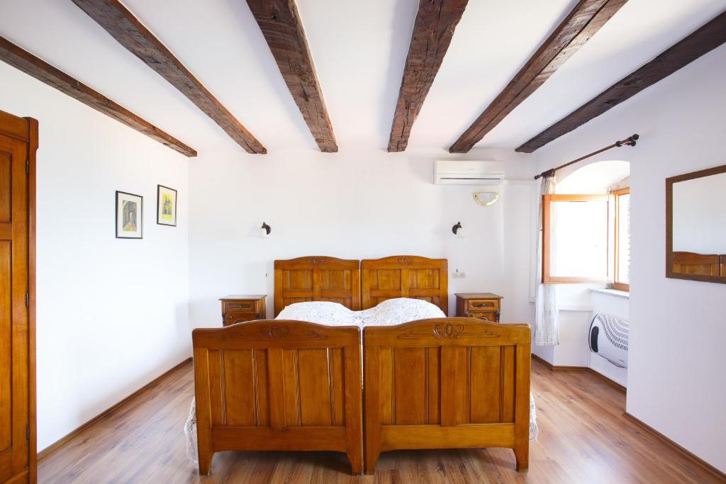 Postel nebo postele na pokoji v ubytování Apartments Villa Kastav in Old town center with sea view and parking