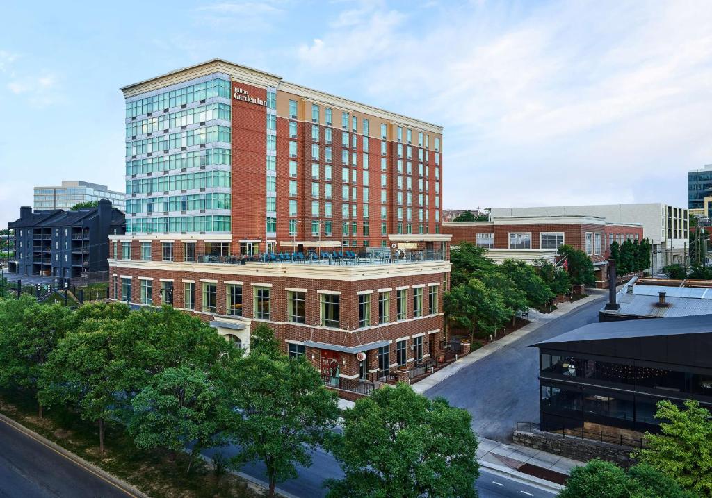 una vista aérea de un gran edificio en una ciudad en Hilton Garden Inn Nashville Downtown/Convention Center, en Nashville
