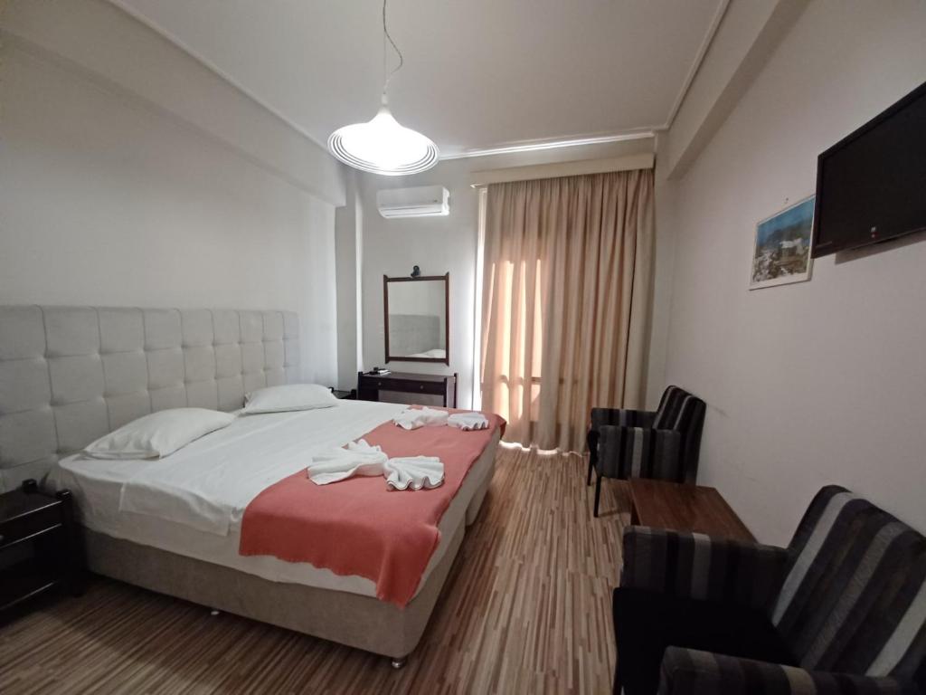 City Center Hotel في كالاماتا: غرفة نوم عليها سرير وفوط