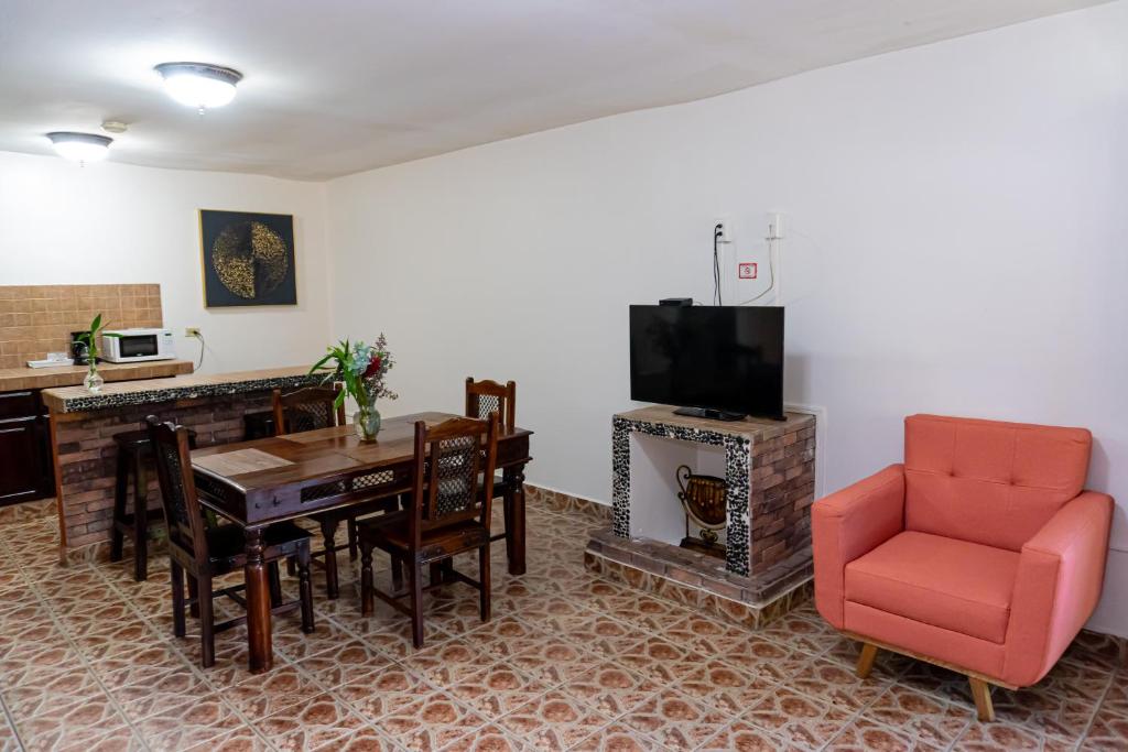 TV a/nebo společenská místnost v ubytování Stone Cabins Boquete