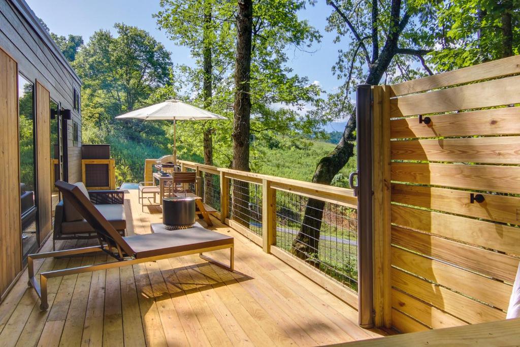 Upscale and Modern Tiny Cabin on Cane River!, Burnsville (updated