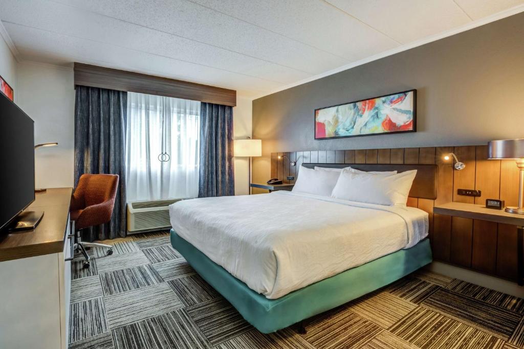 Hilton Garden Inn Boston Waltham - King Room With Accessible Tub - Mobility Access