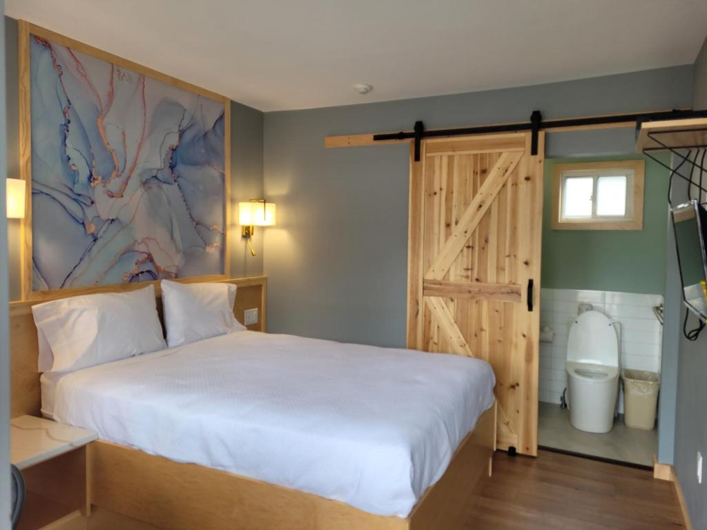 Postel nebo postele na pokoji v ubytování Greenview Inn Riverhead