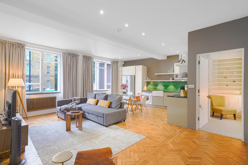 Il comprend un salon avec un canapé et une cuisine. dans l'établissement Central 2Bed Apartment near Barbican & Farringdon FREE WIFI by City Stay Aparts London, à Londres