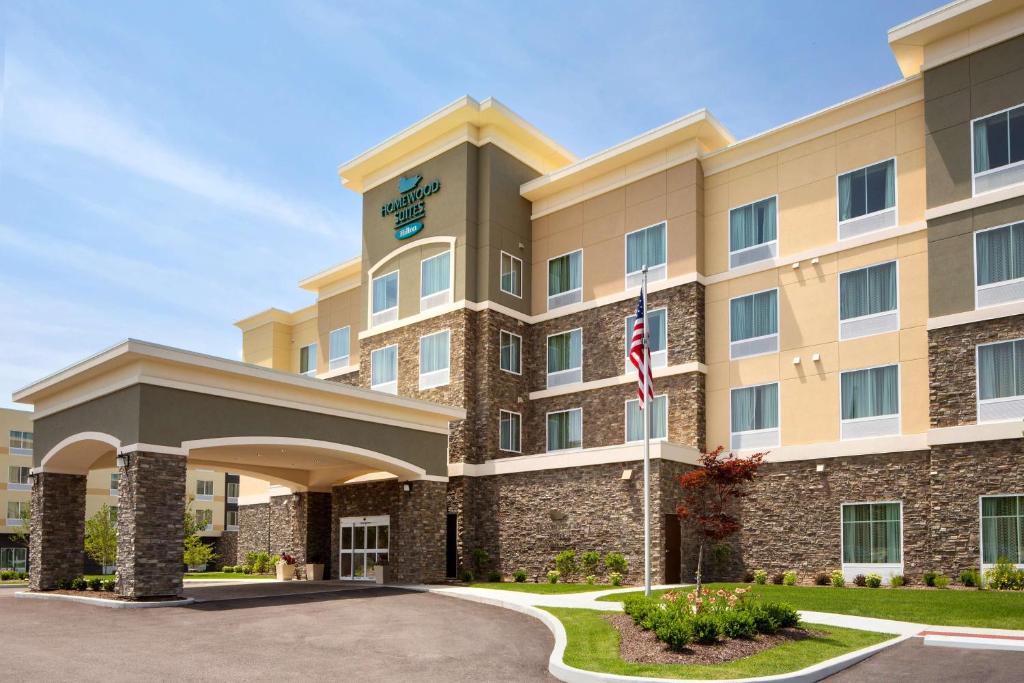 una imagen de la parte delantera de un hotel en Homewood Suites by Hilton Akron/Fairlawn, en Akron