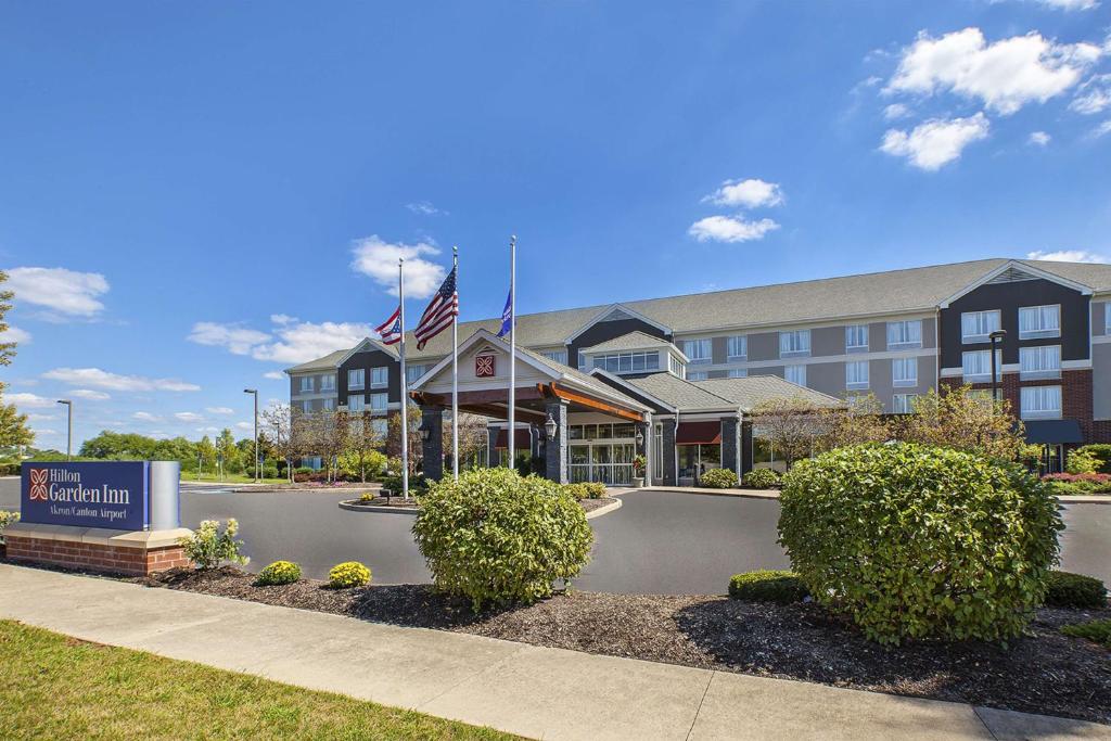 ein Hotel mit einem Basketballplatz vor einem Gebäude in der Unterkunft Hilton Garden Inn Akron-Canton Airport in North Canton