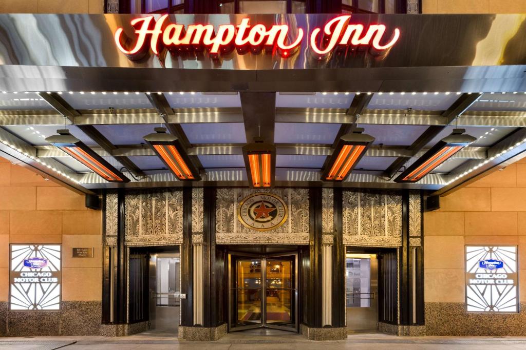 uma entrada para uma estalagem Hampton com um sinal de néon em Hampton Inn Chicago Downtown/N Loop/Michigan Ave em Chicago