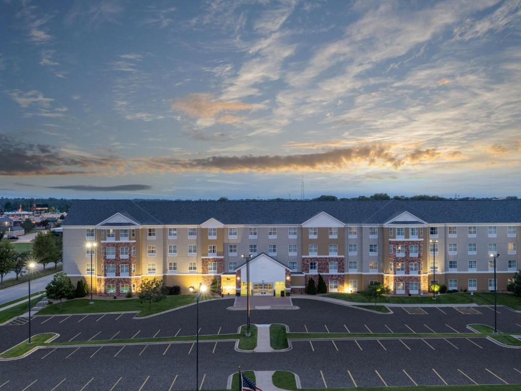 an empty parking lot in front of a hotel at Homewood Suites by Hilton Cedar Rapids-North in Cedar Rapids