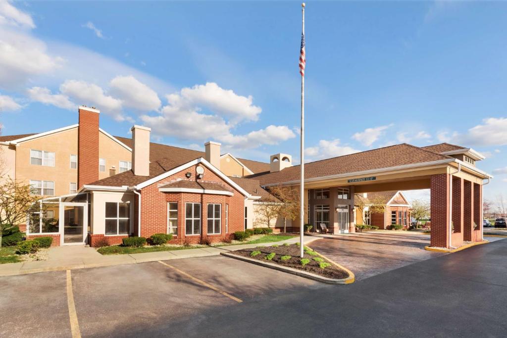 un edificio con un parcheggio di fronte di Homewood Suites by Hilton Columbus-Hilliard a Hilliard