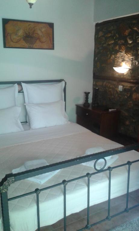 Postel nebo postele na pokoji v ubytování Traditional Guesthouse Archontoula