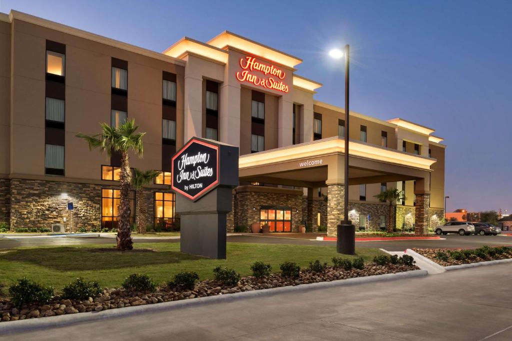 un edificio de hotel con un cartel delante en Hampton Inn & Suites Corpus Christi, TX, en Corpus Christi
