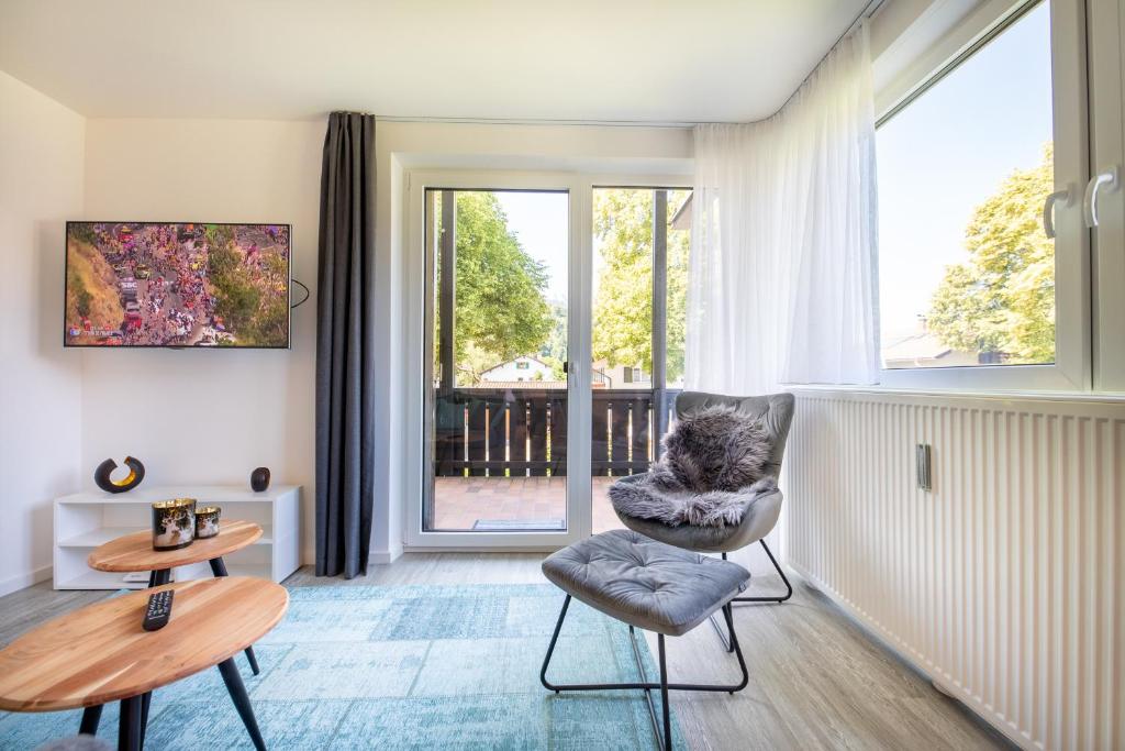 加爾米施－帕騰基興的住宿－Bergnest，客厅配有椅子和窗户