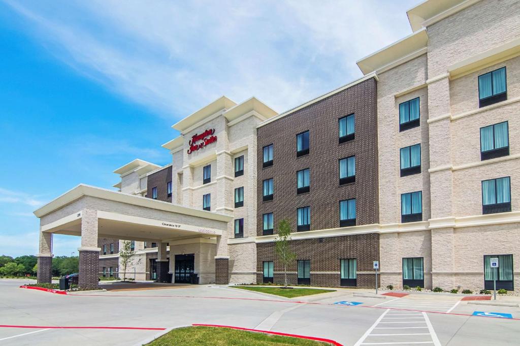 uma representação da frente de um hotel em Hampton Inn & Suites-Dallas/Richardson em Richardson