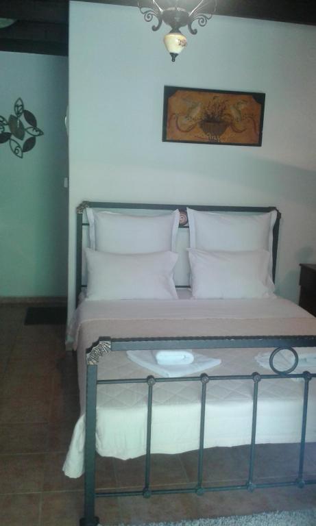 Postel nebo postele na pokoji v ubytování Traditional Guesthouse Archontoula