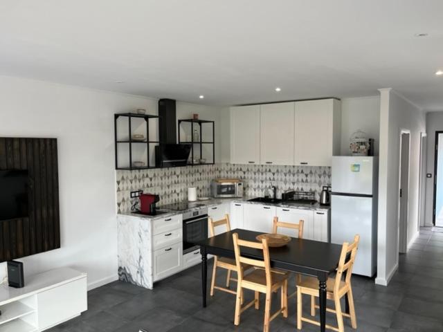 Een keuken of kitchenette bij FURNAS DREAM HOUSE