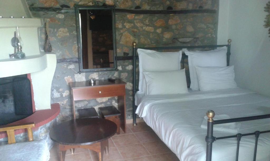 Postel nebo postele na pokoji v ubytování Traditional Guesthouse Archontoula
