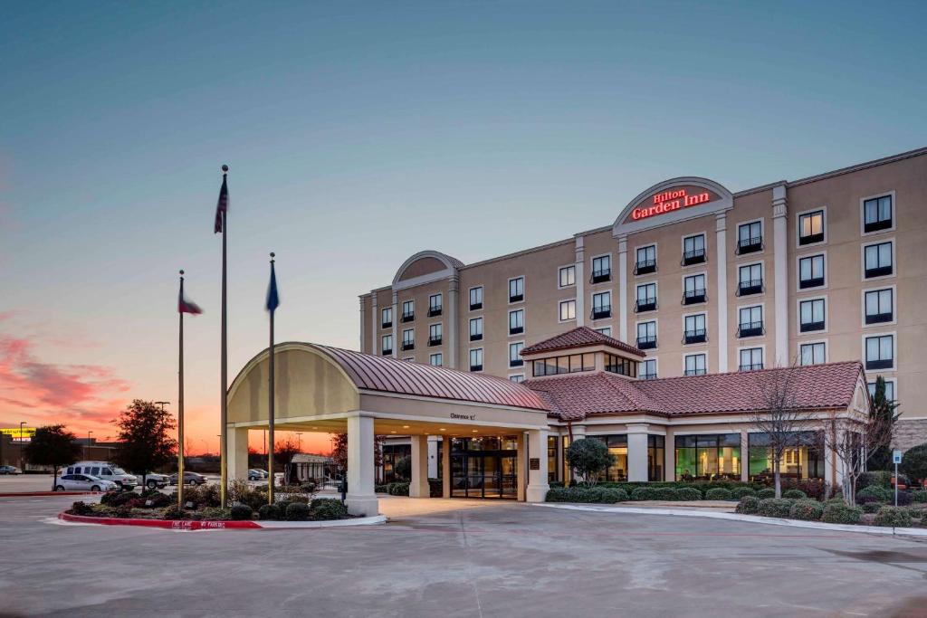 una representación de un hotel con un edificio en Hilton Garden Inn Dallas Lewisville, en Lewisville