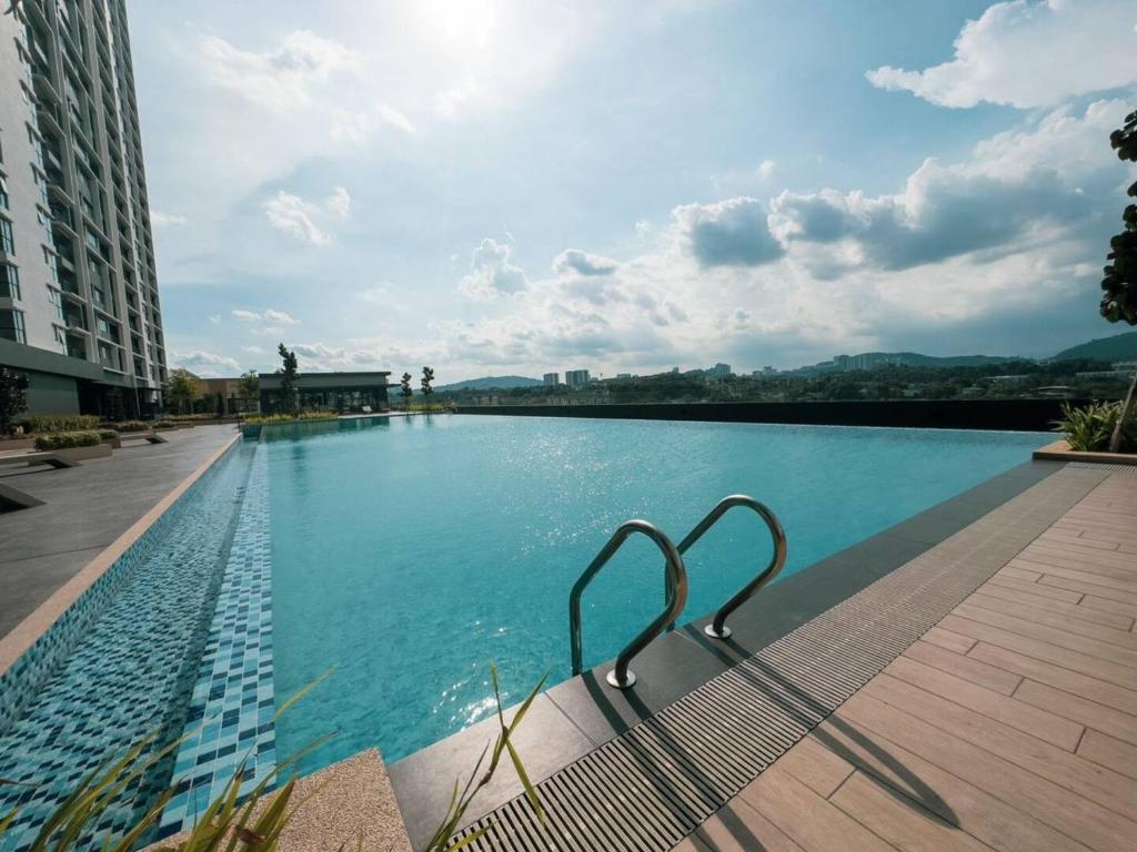 Bazén v ubytování Netizen #MRT#Cheras#C180#3bedRooms#KLCC View#9PersonStay nebo v jeho okolí