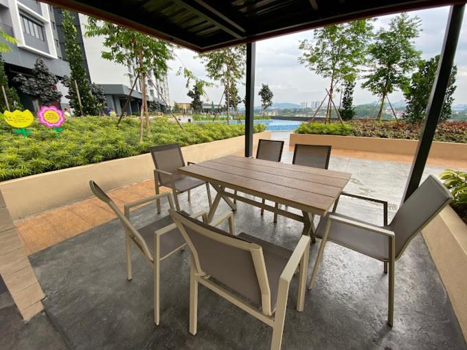 Bazén v ubytování Netizen #MRT#Cheras#C180#3bedRooms#KLCC View#9PersonStay nebo v jeho okolí