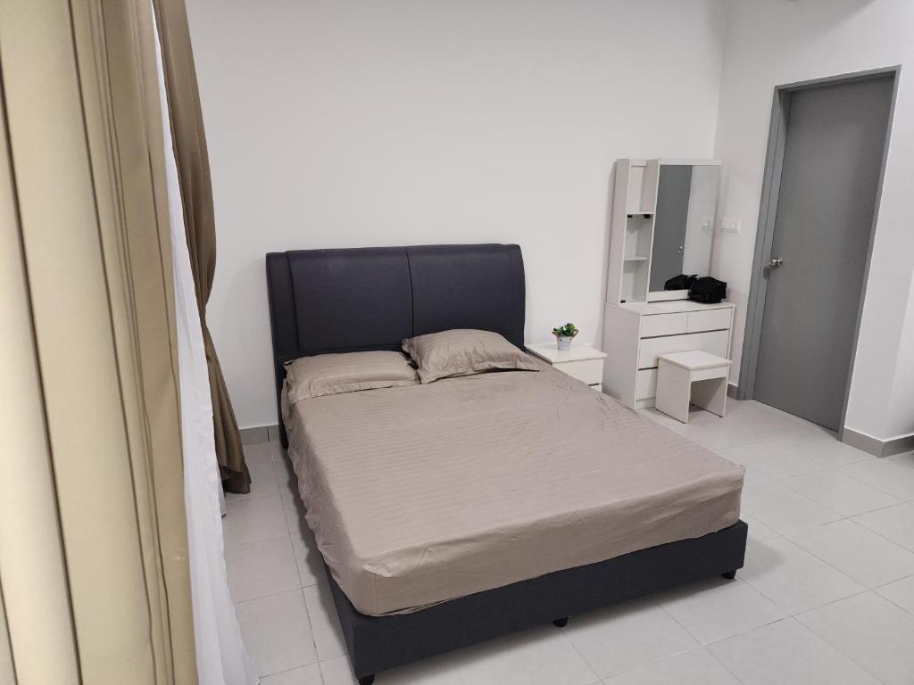 Postel nebo postele na pokoji v ubytování Netizen #MRT#Cheras#C180#3bedRooms#KLCC View#9PersonStay