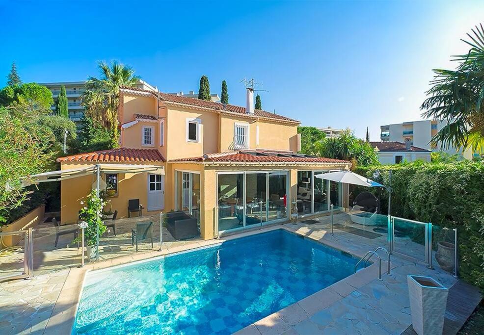 une maison avec une piscine devant dans l'établissement Superb Villa, swimming pool, secluded gardens, à Cannes