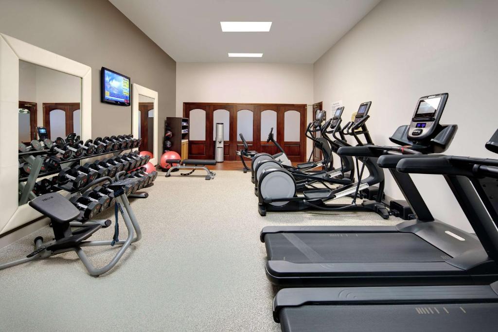 Fitness centrum a/nebo fitness zařízení v ubytování Embassy Suites Dallas - Park Central Area