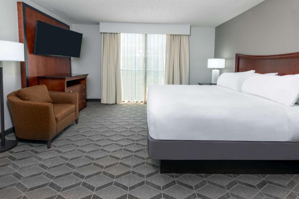 Postel nebo postele na pokoji v ubytování Embassy Suites Dallas - Park Central Area