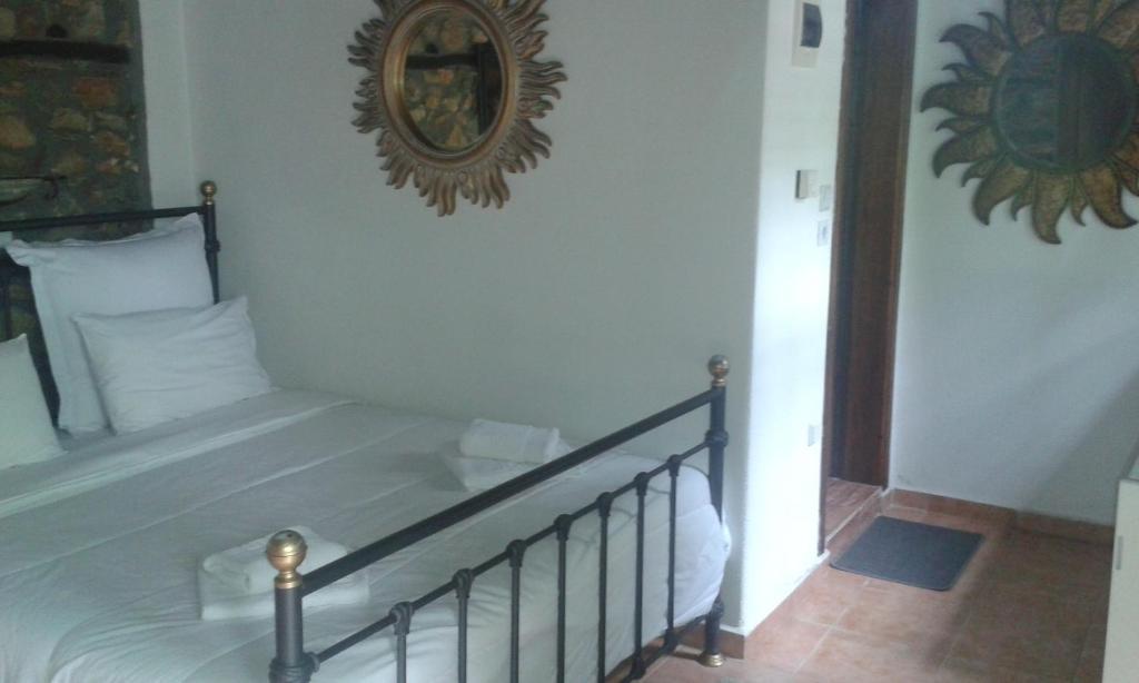 Postel nebo postele na pokoji v ubytování Traditional Guesthouse Archontoula