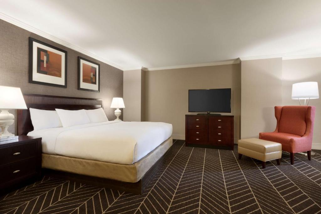 Hilton Arlington - Corner King Room With Bath Tub - Mobility Access