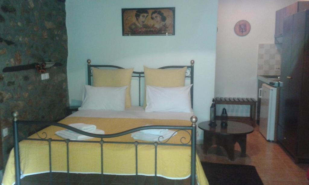 Postel nebo postele na pokoji v ubytování Traditional Guesthouse Archontoula