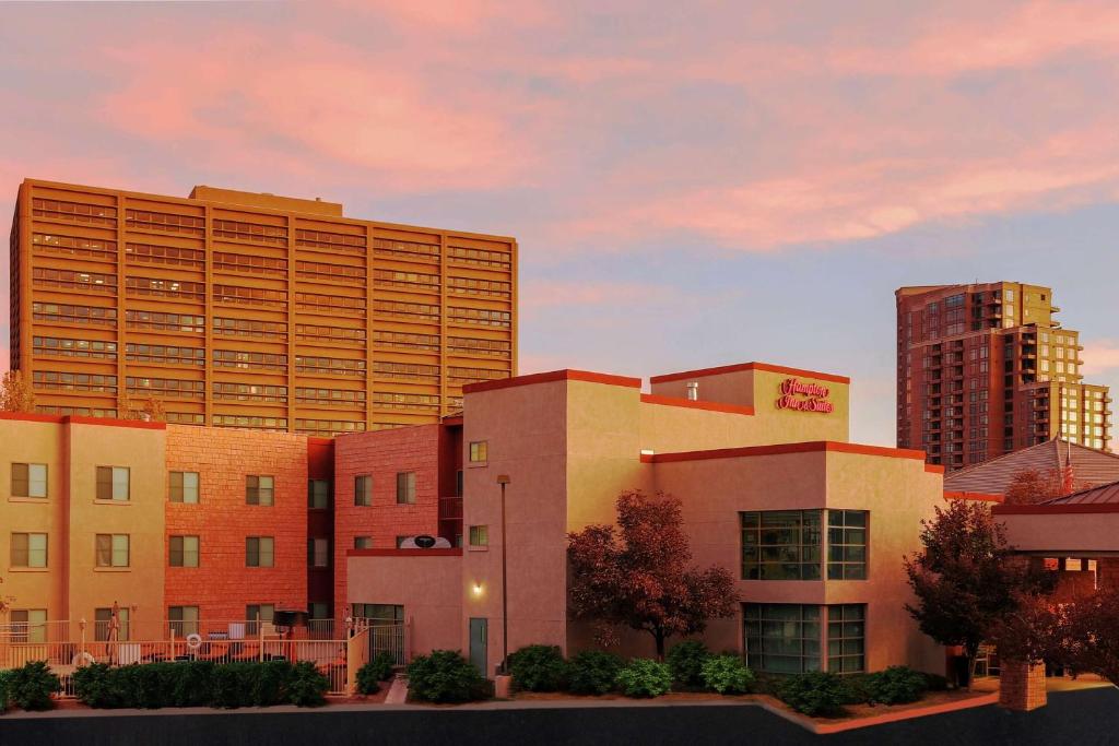 un groupe de grands bâtiments dans une ville dans l'établissement Hampton Inn & Suites Denver Tech Center, à Centennial