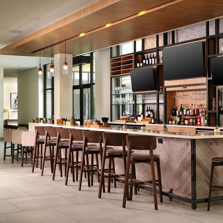 Lounge nebo bar v ubytování Hilton Garden Inn Grapevine At Silverlake Crossing, Tx