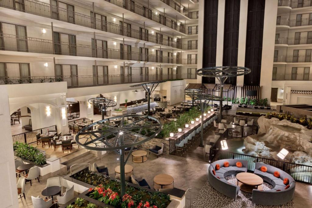 una vista aérea del vestíbulo de un hotel en Embassy Suites Dallas - DFW International Airport South, en Irving