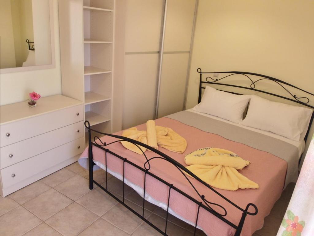 Katerina sitia apartments 1 في سيتيا: غرفة نوم صغيرة مع سرير وخزانة