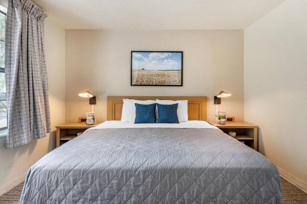 Postel nebo postele na pokoji v ubytování InTown Suites Extended Stay Select Orlando FL - UCF