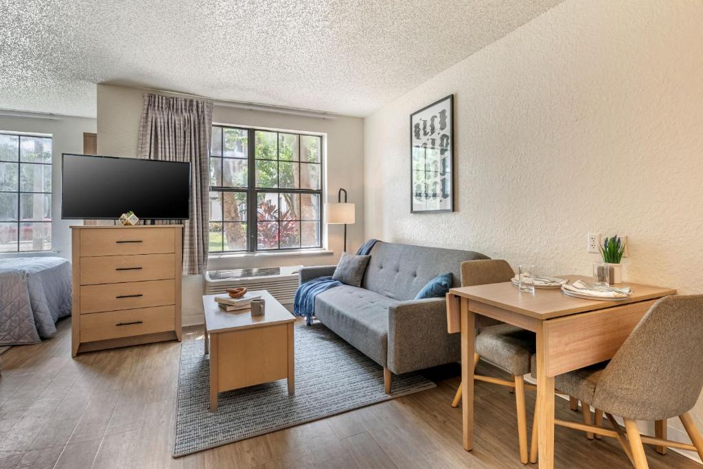 TV a/nebo společenská místnost v ubytování InTown Suites Extended Stay Select Orlando FL - UCF