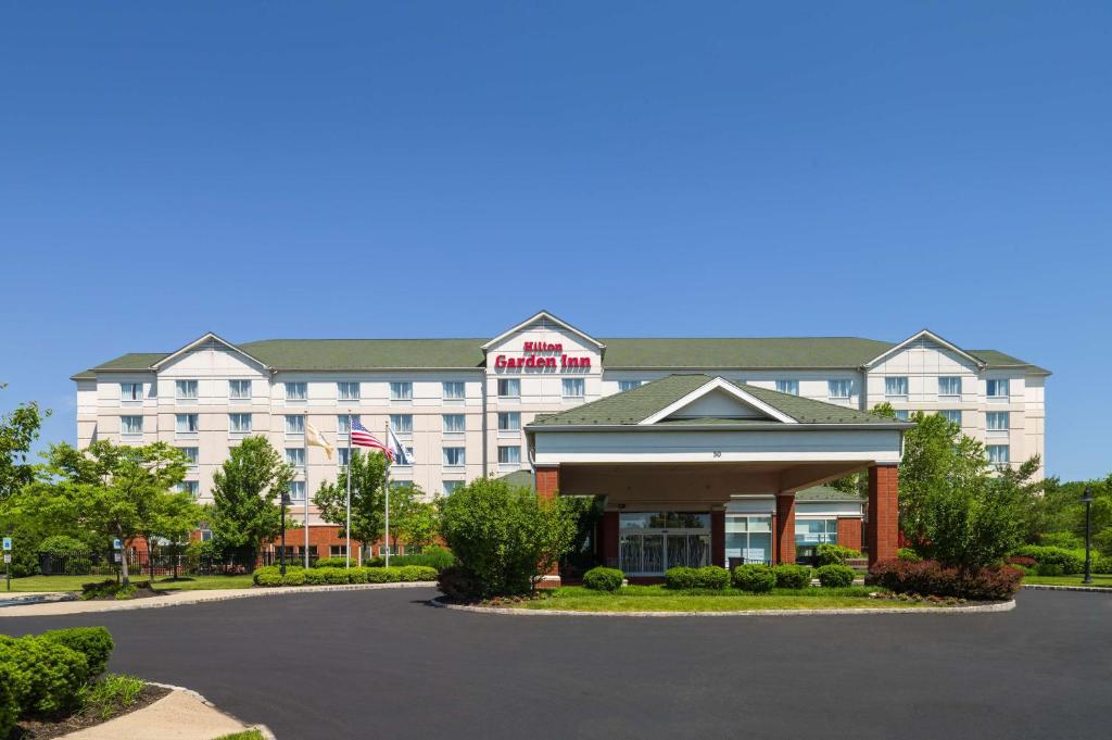 ein Hotel mit Parkplatz davor in der Unterkunft Hilton Garden Inn Edison/Raritan Center in Edison