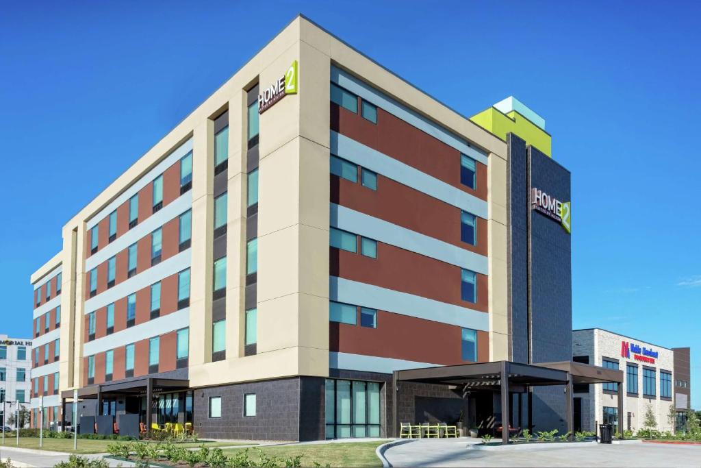 舒格兰Home2 Suites By Hilton Sugar Land Rosenberg的酒店大楼的 ⁇ 染