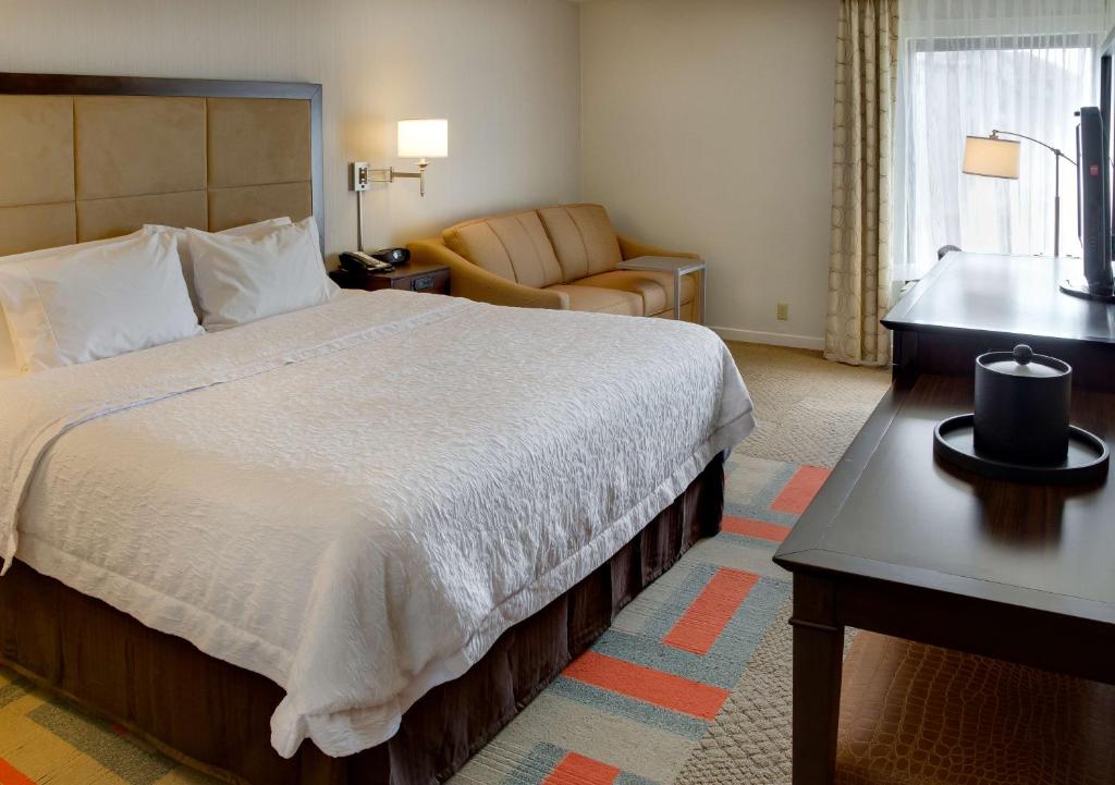 Hampton Inn Harrisonburg - University - Deluxe King Room - Non-Smoking